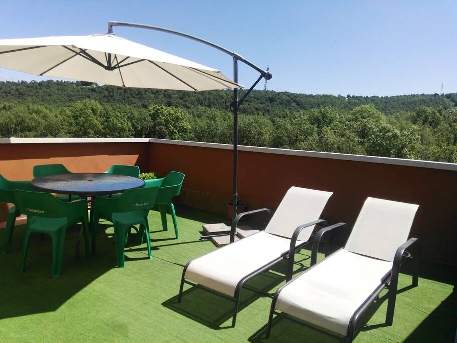 Zona de terraza para comer y tumbonas