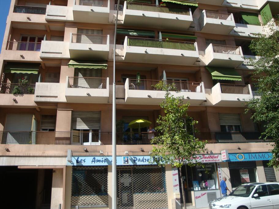 Façade immeuble (appartement au 1er étage où il y a le parasol vert)