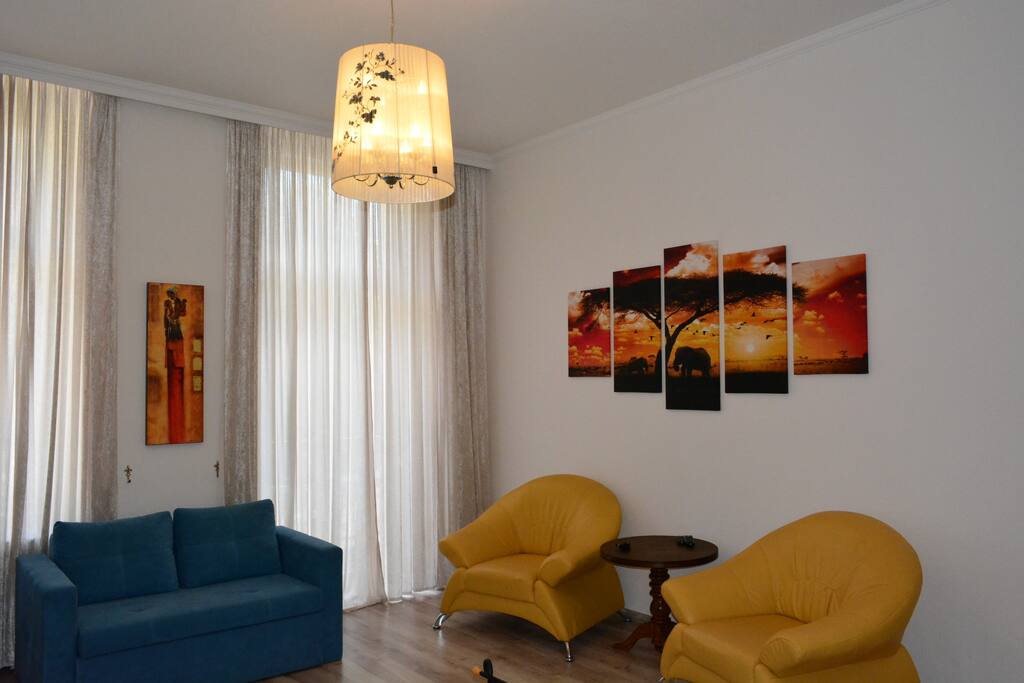 Wohnzimmerecke und klappbare Sofa
Зона отдыха и раскладной диван