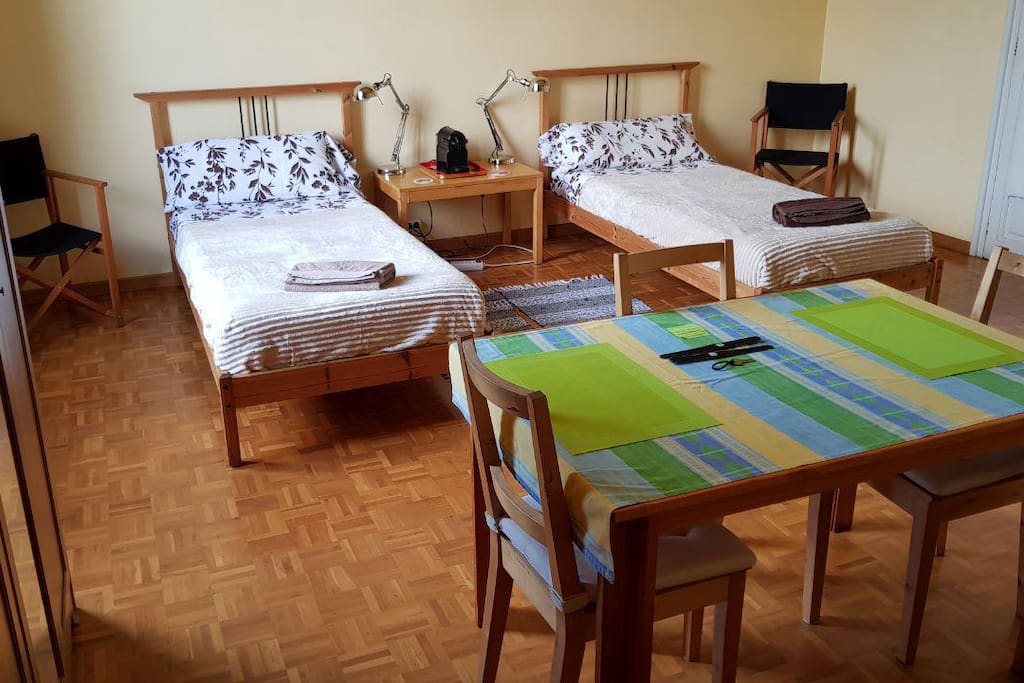 Habitación espaciosa para tres personas.