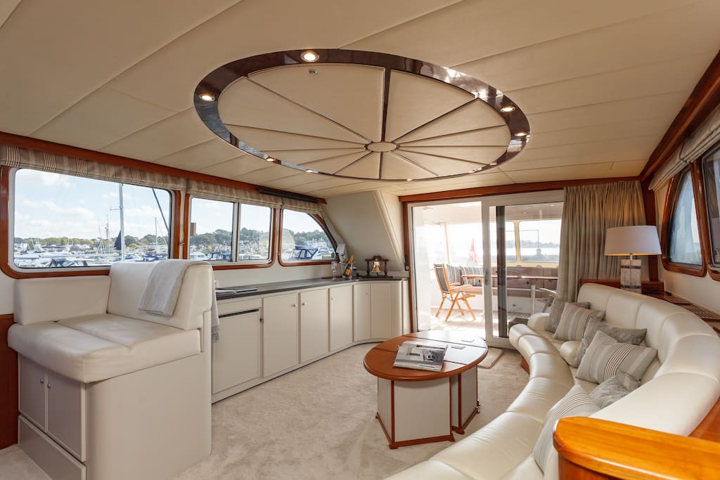 Saloon area view to stern