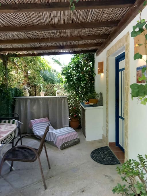 Porche de entrada al aptto.intimidad,mesa para comer,y para,relax.