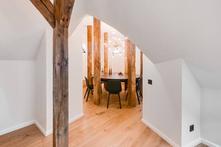 ♛ Big Design Apt – Sleeps 12 -★Best Location★ gallery image 4