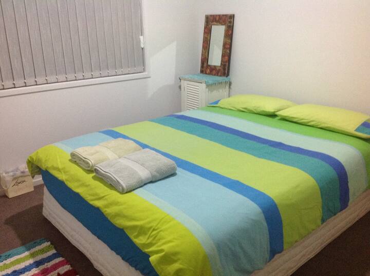 สามารถขอ/เพิ่มเตียงเดี่ยวหรือแทนเตียงควีนไซส์ที่มีอยู่ได้