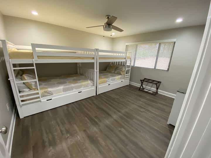 Dormitorio #3 (4) camas dobles y (2) cama nido doble.