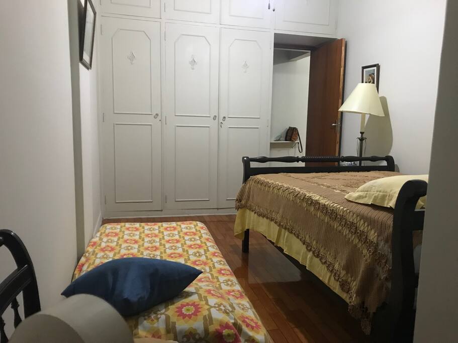 Quarto principal com ar, armário cama casal e colchão
