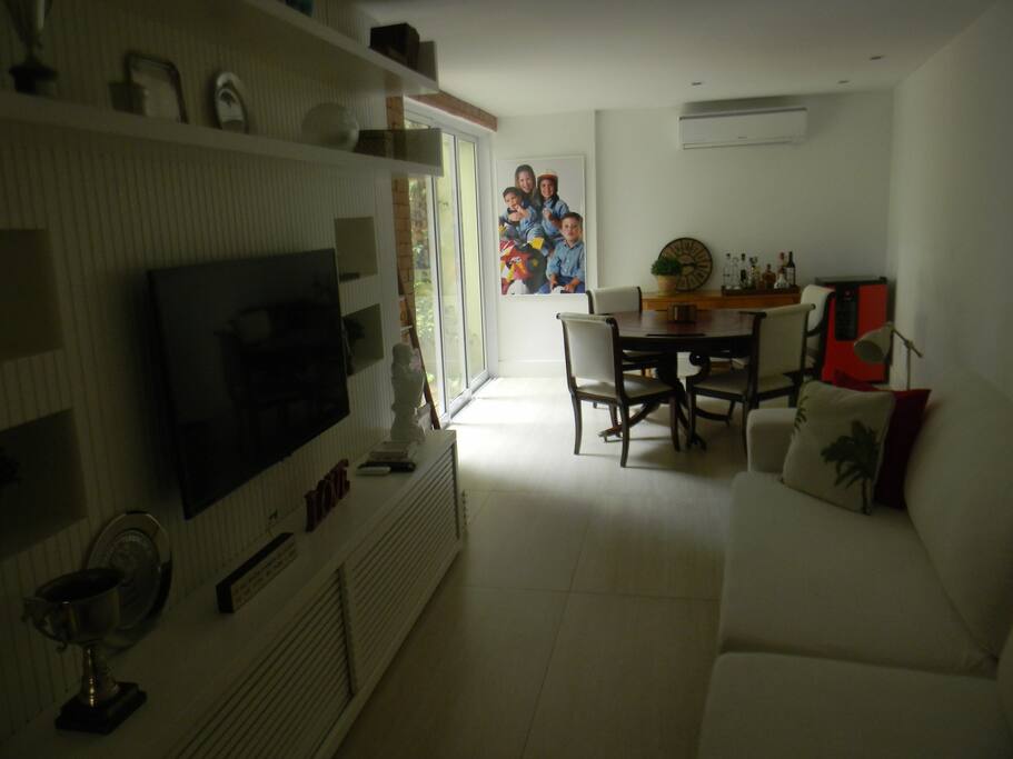 Sala de Jogos e de TV, equipada com mesa de pôquer