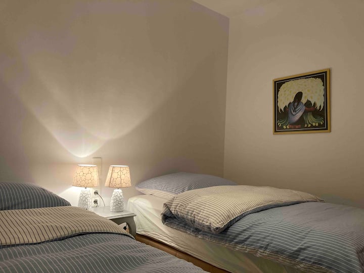 第二间卧室，配备两张单人床，可轻松拼在一起