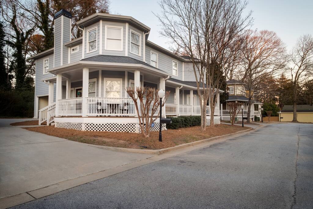 Welcome to the Savannah House right outside of Stone Mountain Park!