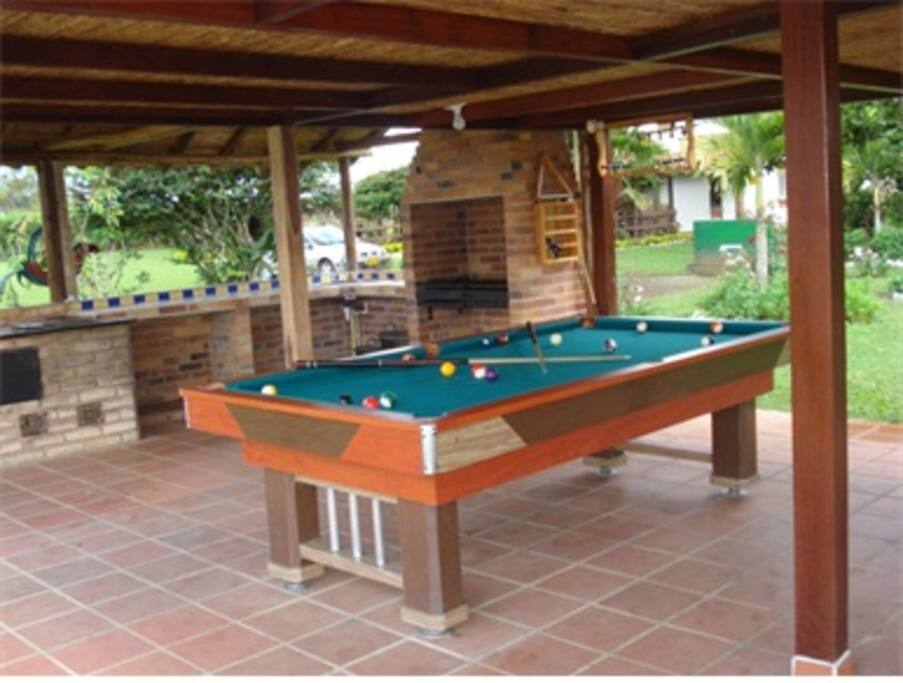 Mesa de pool en el kiosko