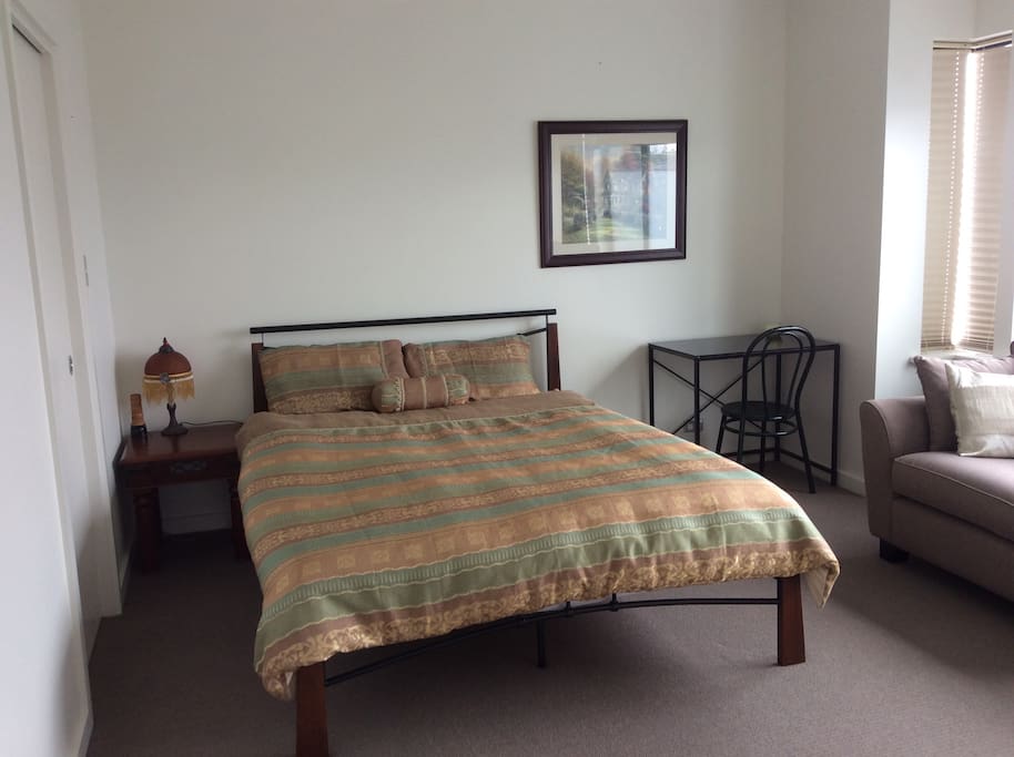 Master Bedroom
Queen Bed