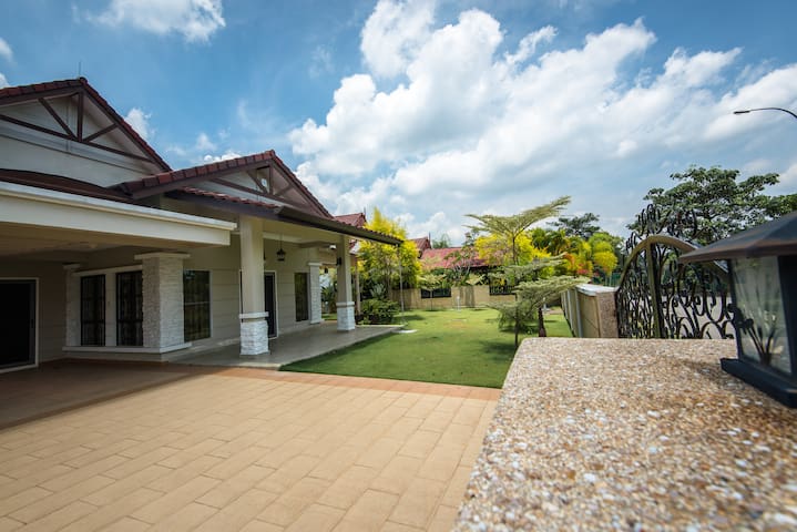 KLIA 2 SEPANG F1 AIRPORT Bungalow Room For 2 pax