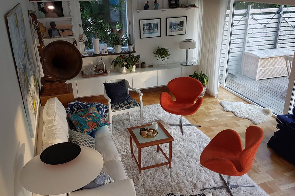 Living room, facing the terrace