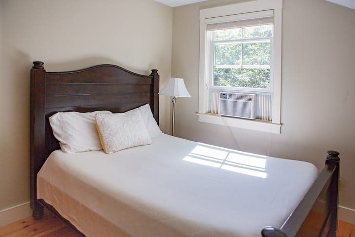 Boven gastenslaapkamer met queensize bed.