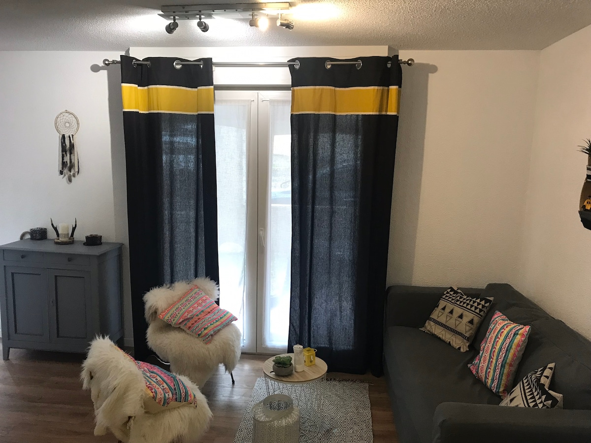 Top performing Airbnb: Well located apartment, quiet, 3 bedrooms and garden in Esquièze Sère