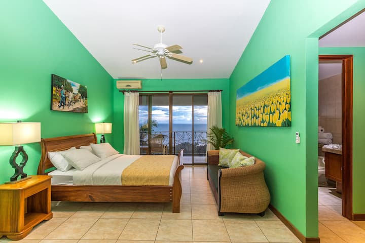 Suite #5 con vista al mar y balcón privado, segundo piso.