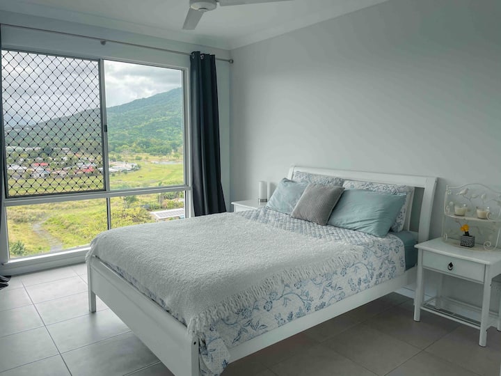 Одделна спална соба 
Добро осветлена главна спална соба со бесплатен поглед