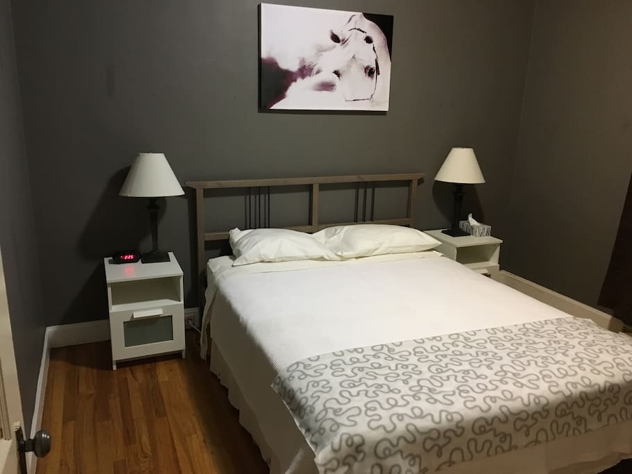 Master bedroom - queen bed