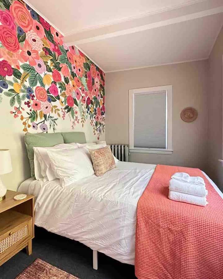 חדר השינה השני ממוקם בחלק האחורי של הדירה מחוץ לחלל המטבח. יש בו מיטת קווין סייז ושידה וארון לאחסון.