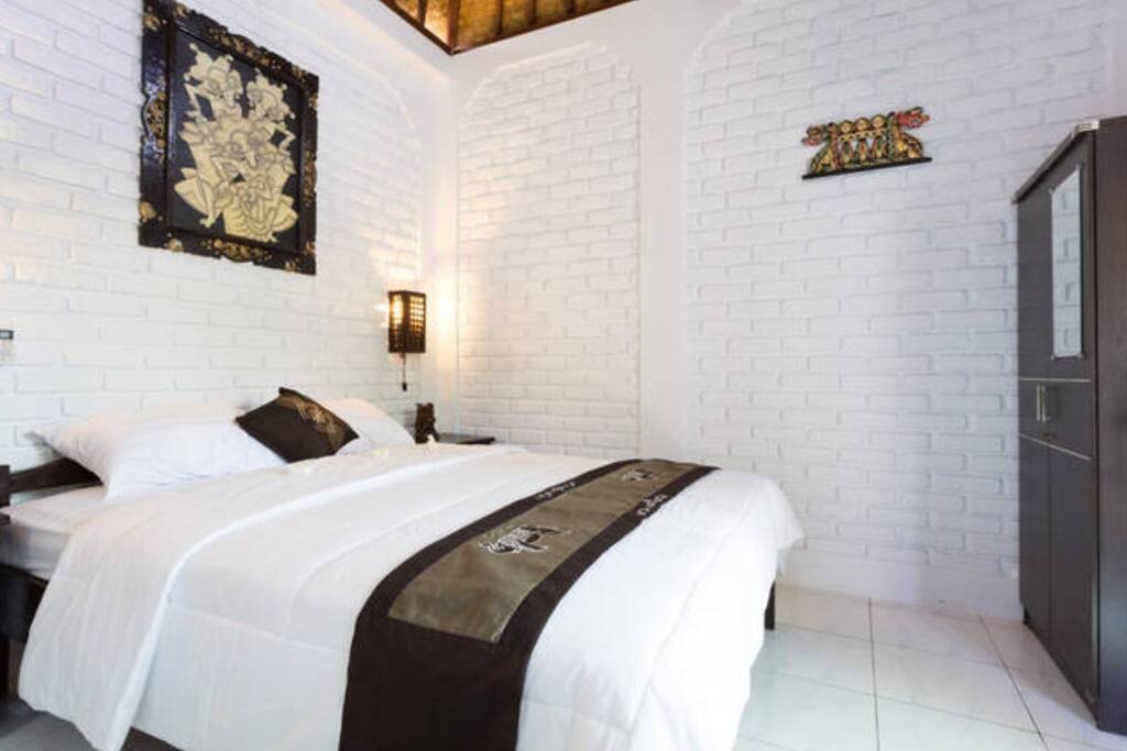 Bedroom with queen size of mattress and en-suite bathroom