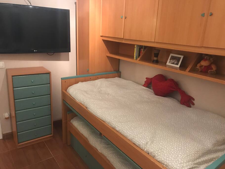 Habitación de dos camas con tv.