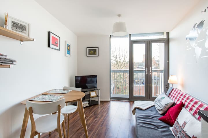 Modern 1 bed apartment, close to city centre.