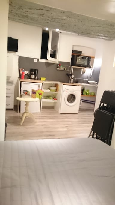 Cuisinette ouverte sur "l'espace salon", (photo de nuit), vu du lit dans "l' espace chambre."