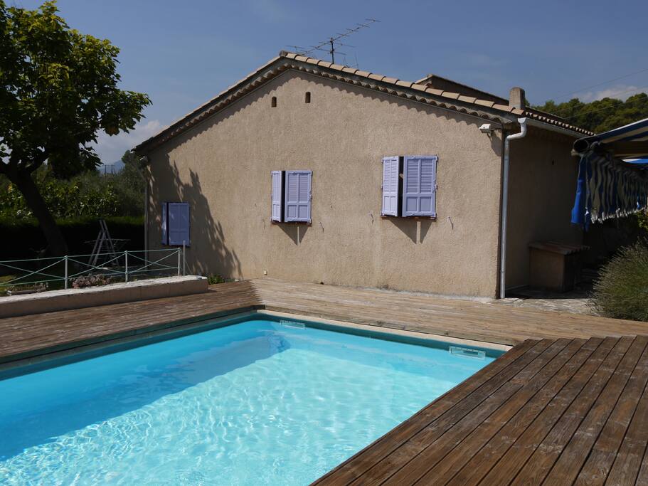 Vue de la maison depuis la piscine