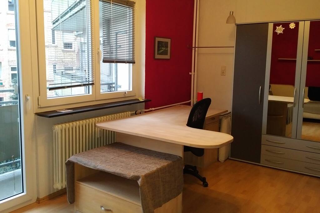 Wohnbereich mit Blick auf Balkon.