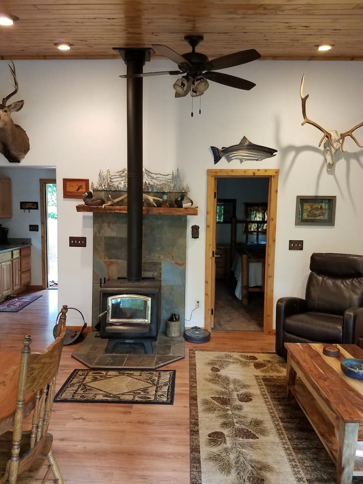 Creekside Cozy Cabin Cabins for Rent in Estacada, Oregon, United