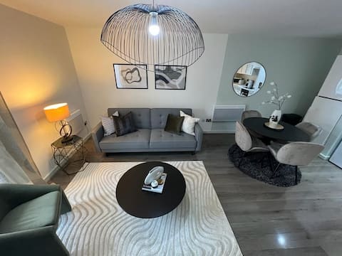 Popular Airbnb listing: Stunning City Centre Home From Home + Free Parking in Quays