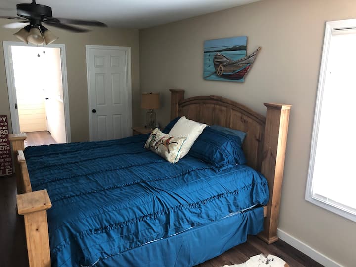 Spálňa s manželskou posteľou King na pos 