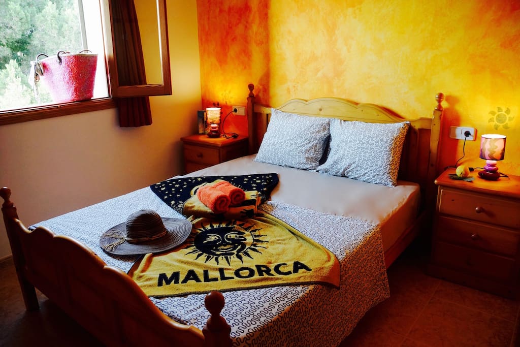 Dein sonnendurchflutetes Zimmer im 1. Stock / Your sunny room on the first floor :-)