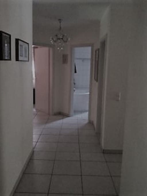 Flur zum Gästezimmer (links nach Vorsprung und Bad oben rechts)