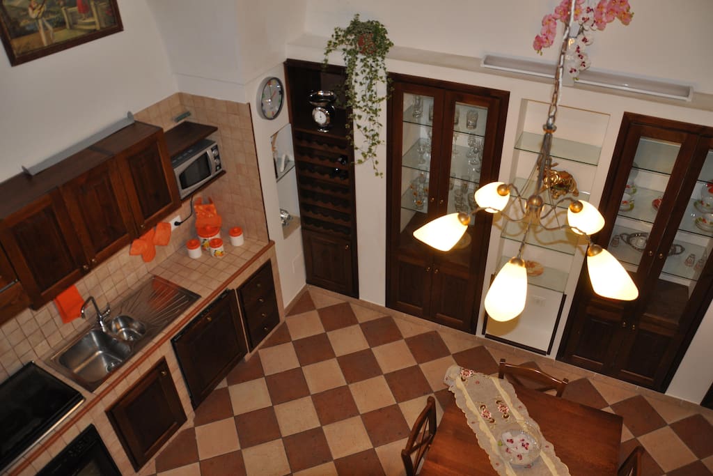 zona living con angolo cottura, tavolo, divano