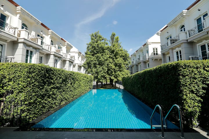 3BR (200sqm.) + guest pool and close to BTS/MRT!