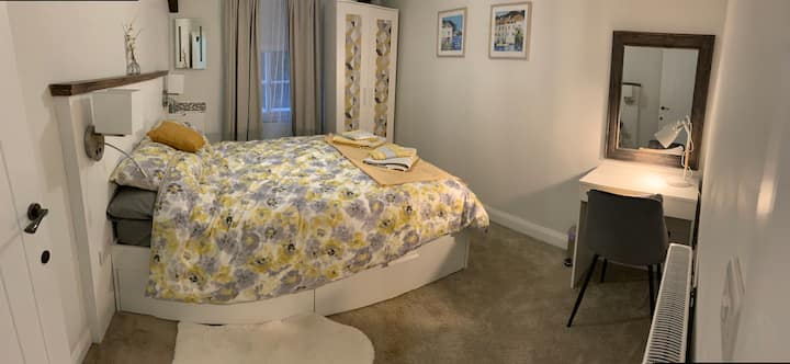 Bedroom 2 - kingsize bed with vanity