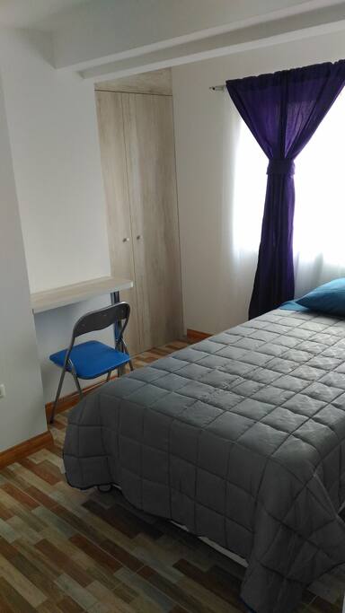 Habitación matrimonial con baño privado, closet, escritorio, tv plano con canales por cable, wifi gratuito