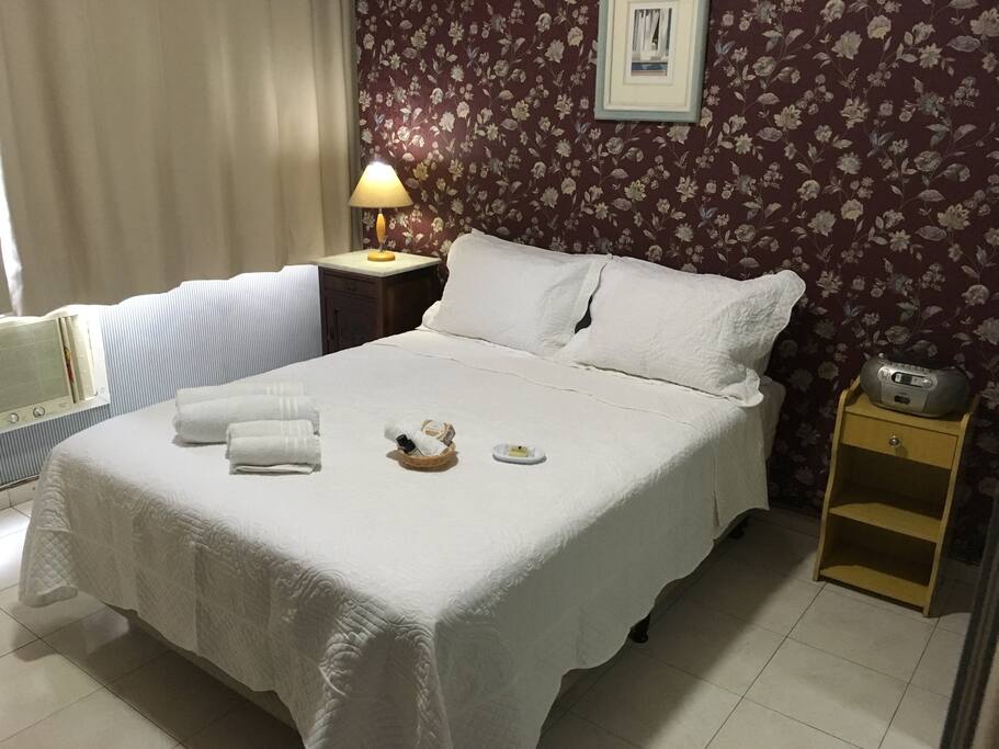 cama com colchão de molas com lencois brancos e novos.