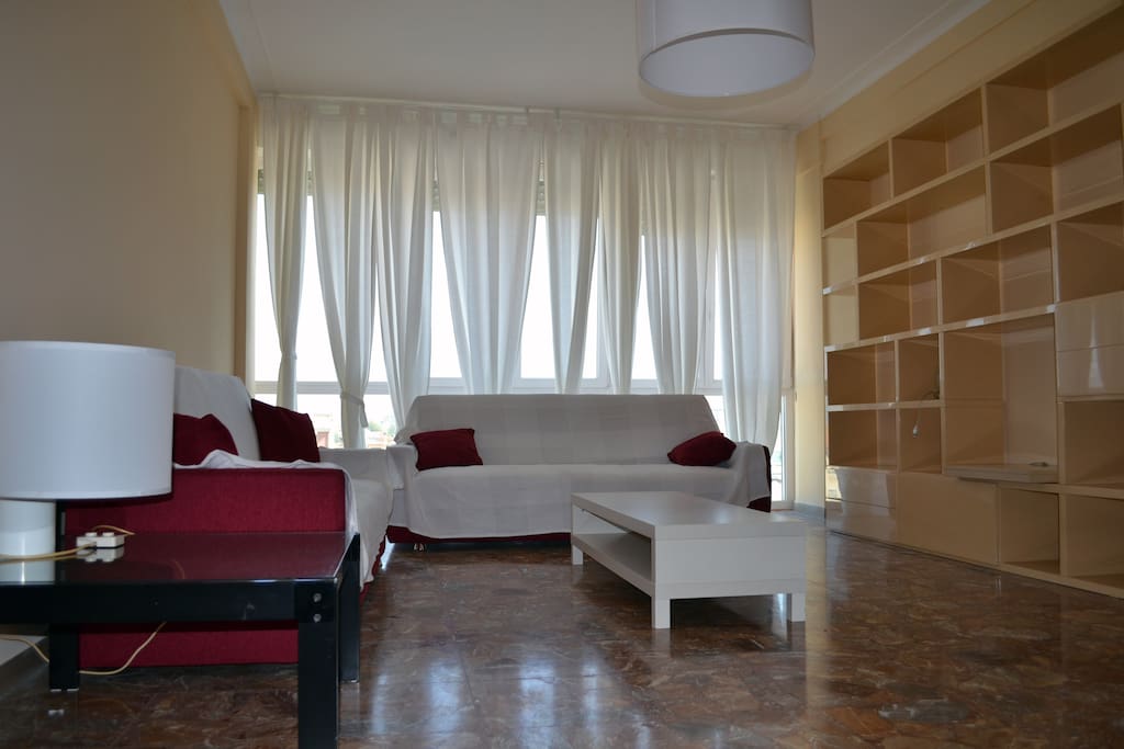 Ampio soggiorno con zona TV e divani letto