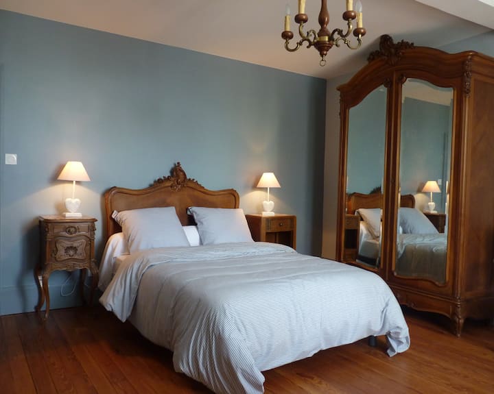 1 dormitorio azul, elegante, capacidad para 4 personas, con 1 cama 140, 2 camas nido 80