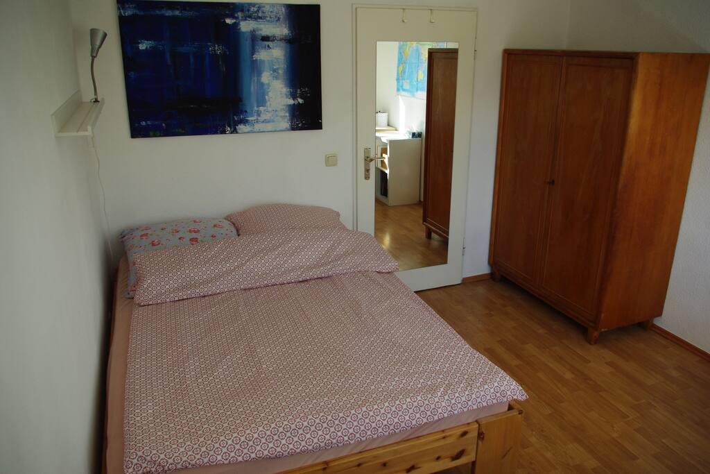 Ein großes, gemütliches Bett wartet auf dich.