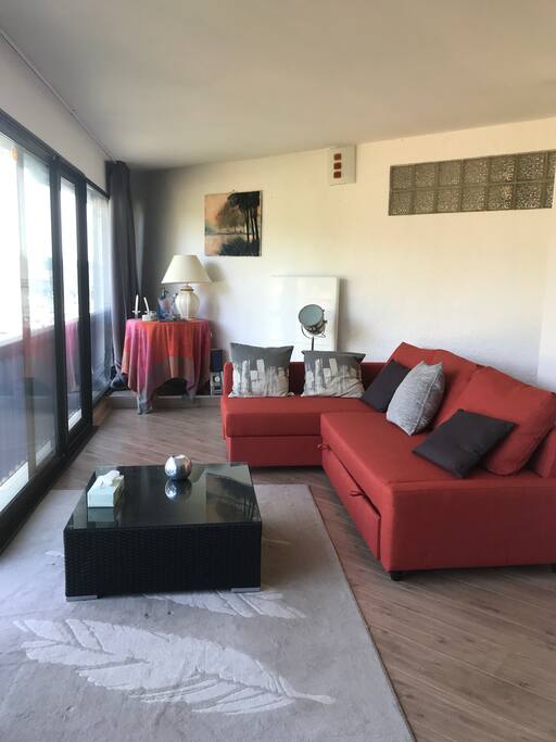 Salon donnant sur le port de Cap Breton