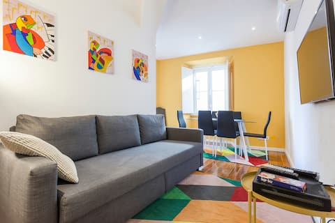 Anúncio popular: Yellow blue red apartment Bairro Alto Central. em Misericórdia