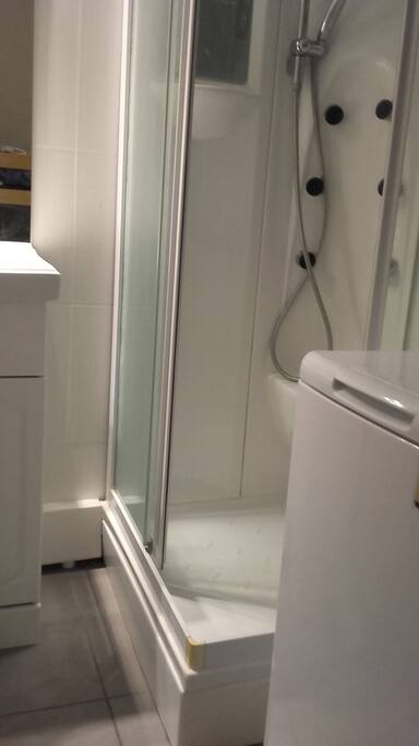 Salle de bain avec machine à laver