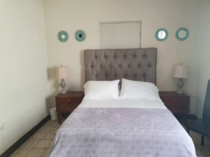 Soba 2. Ima vrlo udoban bračni krevet, pametni TV od 81 cm, minisplit, ormar, stropni ventilator