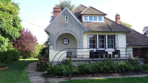 LE MAS, house  overlooking the  Loire,  garden .  4 *