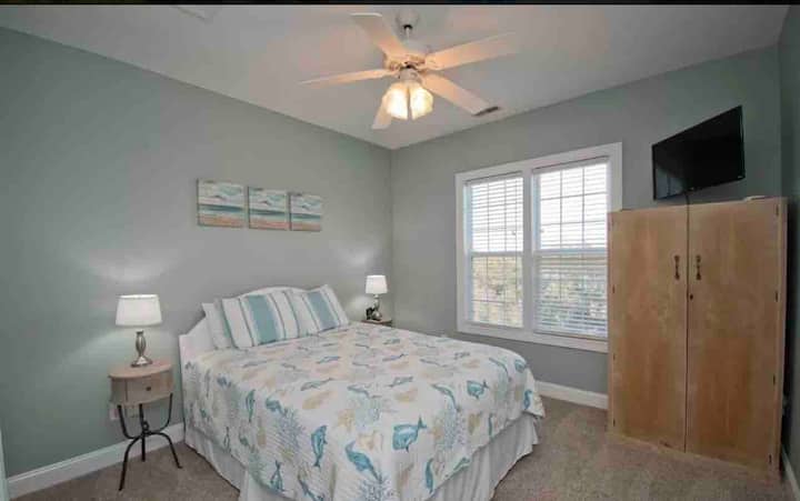 4th bedroom with queen size bed