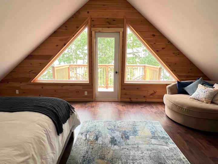 Dhomë gjumi kryesore me verandë përballë ujit 