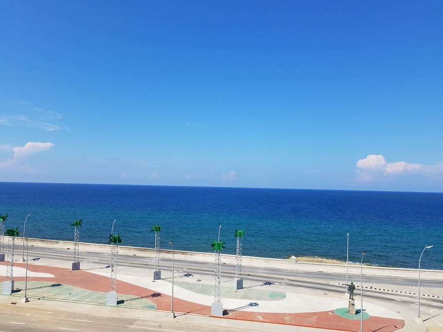 Vistas al Malecón Habanero